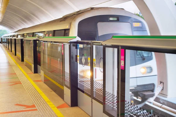 Світло Залізничних Транзитних Прибуває Дільниці Сінгапурі Метро Поїзд Розмиття Русі — стокове фото