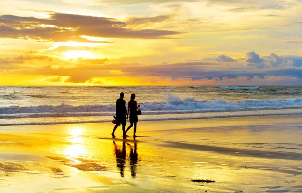一对夫妇在金色日落的热带海滩漫步 巴厘岛 印度尼西亚 — 图库照片