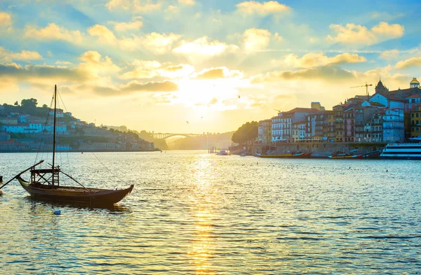 Panoramę Porto Łodzi Zachody Słońca Wino Pierwszym Planie Portugalia — Zdjęcie stockowe