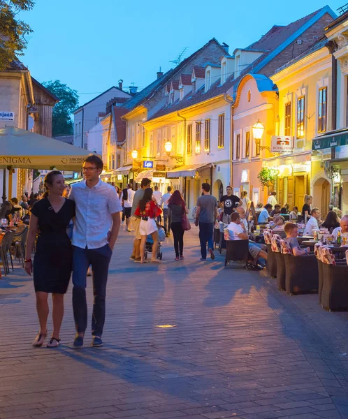 Zagreb Kroatien August 2017 Einheimische Und Touristen Beim Abendessen Restaurants — Stockfoto