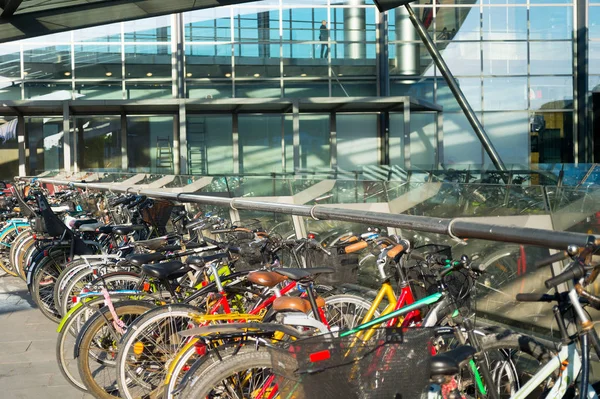 Biciclette Nel Parcheggio Vicino All Aeroporto Copenaghen Danimarca — Foto Stock