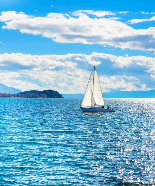 Vista Panorámica Del Yate Lago Día Soleado Brillante Ohrid Macedonia —  Fotos de Stock