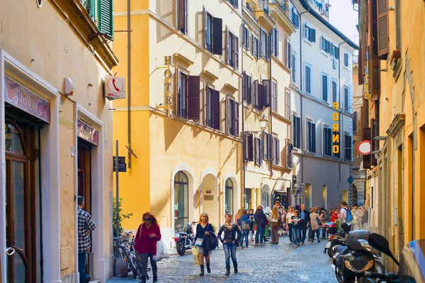 Rome Italië November 2016 Mensen Lopen Oude Stad Straat Van — Stockfoto