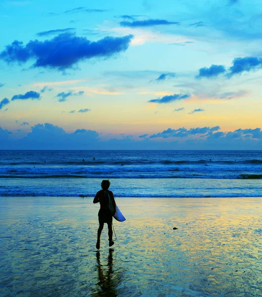 Surfer Pospiesz Się Surfowania Ocean Zachód Słońca Wyspie Bali Indonezja — Zdjęcie stockowe