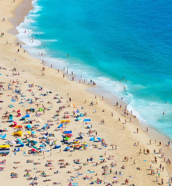 在晴朗的夏日阳光明媚的一天 拥挤的海洋海滩 Nazare 葡萄牙 — 图库照片