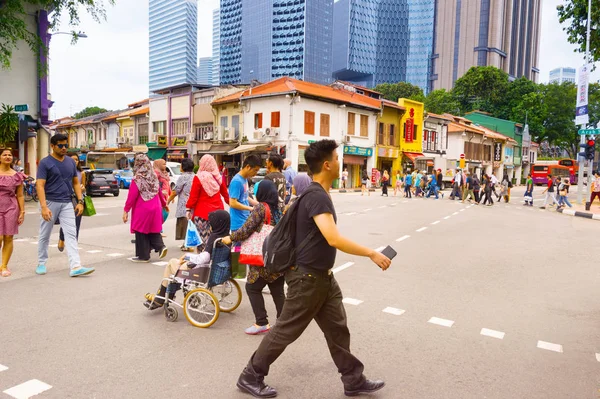 Singapur Febrero 2017 Gente Cruzando Carretera Chinatown —  Fotos de Stock