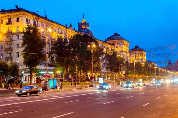 在乌克兰基辅 Khreshchatyk 大街灯光大道上交通的傍晚城市景观 — 图库照片