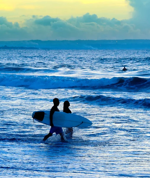 Silhuetas Escuras Surfistas Casal Andando Praia Oceano — Fotografia de Stock