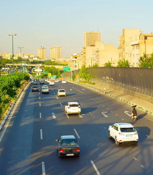 Ιράν Τεχεράνη Μαΐου 2017 Κυκλοφορία Των Αυτοκινήτων Αυτοκινητόδρομο Στην Τεχεράνη — Φωτογραφία Αρχείου