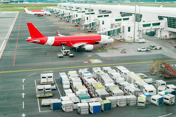 马来西亚吉隆坡机场的 Airplains 和货运集装箱 — 图库照片