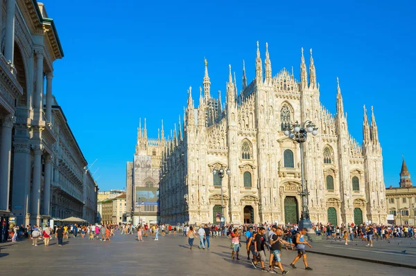 ミラノ イタリア 2017 ミラノ大聖堂 ドゥオーモ ミラノ を訪れる観光客 それはイタリアで最大の教会との 番目に大きい — ストック写真