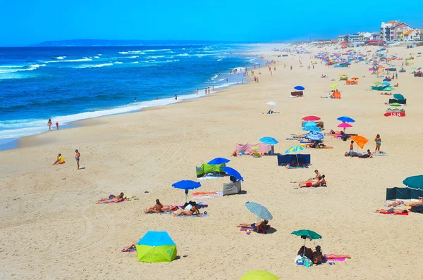 Espinho Portekiz Temmuz 2017 Nsanlar Okyanus Kumsalda Güneşlenmek — Stok fotoğraf