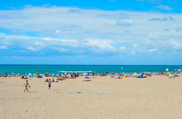 France August 2017 Crowded Beach Hot Summer Day Atlantic Ocean — Stock Photo, Image