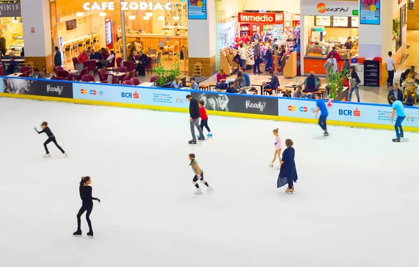 布加勒斯特 罗马尼亚 2016年10月14日 在布加勒斯特 Controceni 购物中心的溜冰场的人 — 图库照片