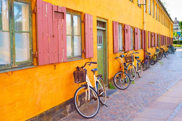 Велосипеды Вдоль Старого Здания Копенгаген Дания — стоковое фото