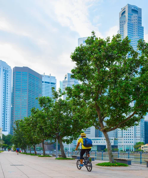 Сингапур Января 2017 Года Неизвестный Мужчина Катается Велосипеде Набережной Реки — стоковое фото