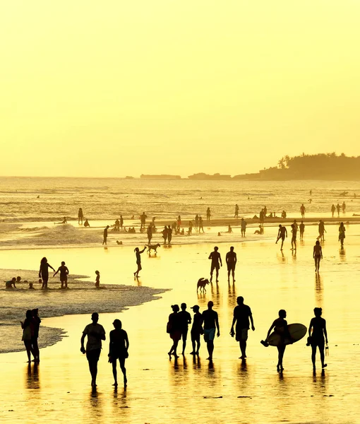 Silhuetas Pessoas Andando Praia Oceano Fundo Por Sol Ilha Bali — Fotografia de Stock