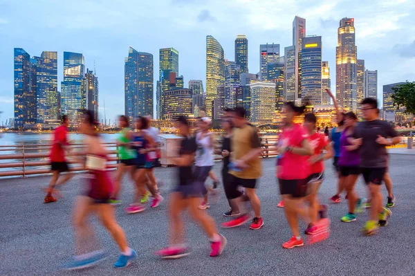 Singapur Ledna 2017 Běžci Běží Osvětlené Promenádě — Stock fotografie