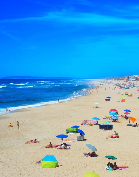 Mensen Het Strand Van Oceaan Een Hoog Hoogseizoen Portugal Beroemde — Stockfoto