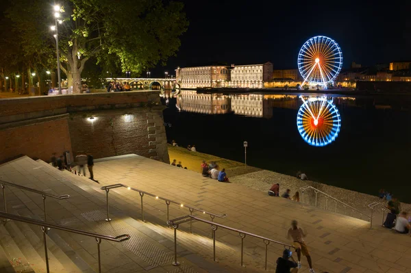 Lidí Promenádě Toulouse Trajekty Kola Odráží Řece Garone Francie — Stock fotografie