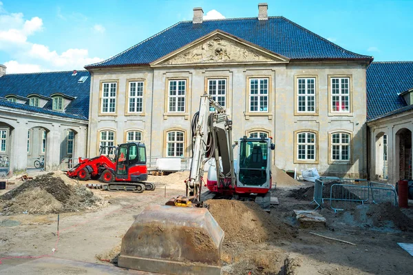 Grävmaskiner Arbetar Gatan Renovering Historisk Byggnad Köpenhamn Danmark — Stockfoto