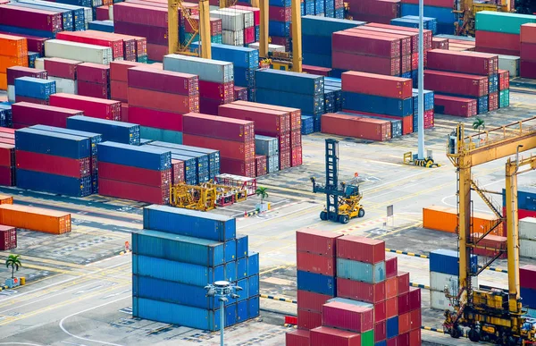 新加坡商业港口与五颜六色的货运集装箱和设备的鸟瞰图 — 图库照片