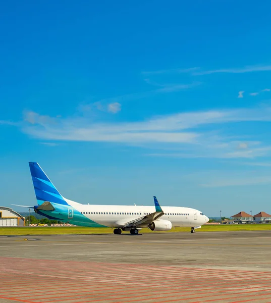 Indoneisa Bali Adası Havaalanında Bir Kalkış Sırasında Bir Pistte Uçak — Stok fotoğraf