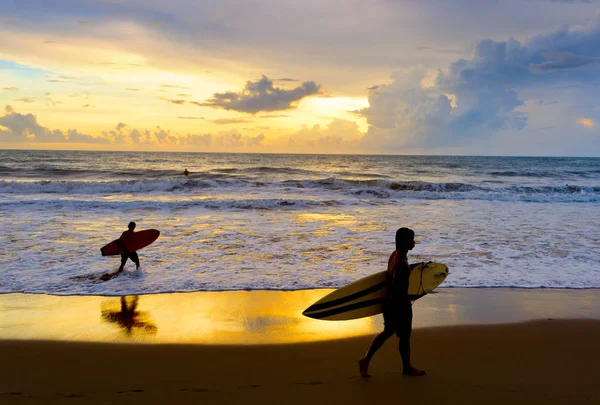 Δύο Surfers Σανίδα Του Σέρφιν Περπάτημα Στην Παραλία Στον Ωκεανό — Φωτογραφία Αρχείου