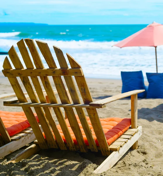 Liegestuhl Säcke Und Sonnenschirm Strand Des Tropischen Ozeans Bali Island — Stockfoto