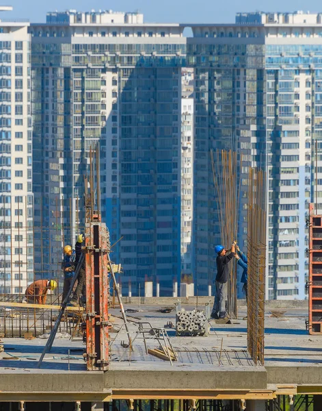 Kiev Ucrania Octubre 2015 Trabajadores Construcción Trabajando Parte Superior Del — Foto de Stock