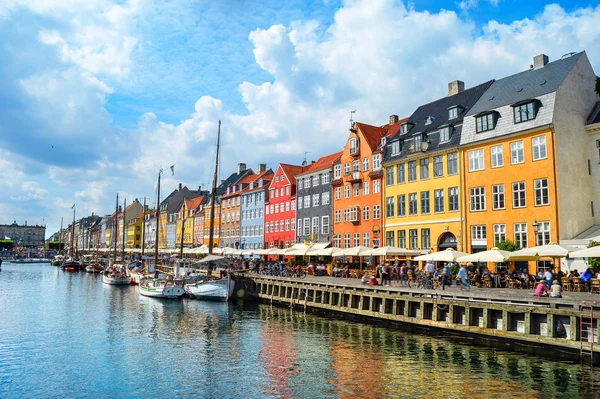 Personnes Marchant Sur Talus Ensoleillé Nyhavn Avec Des Bateaux Amarrés — Photo