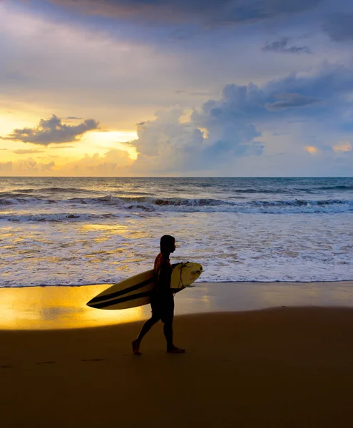 Sylwetka Surfer Desek Surfingowych Chodzenie Ocean Plaża Tle Zachodu Słońca — Zdjęcie stockowe