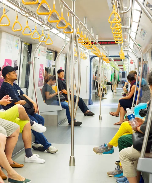 Singapur Jan 2017 Cestující Vlaku Singapore Mass Rapid Transit — Stock fotografie