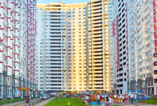 Kiev Ucrânia Maio 2018 Pessoas Parque Infantil Quintal Prédio Apartamentos — Fotografia de Stock
