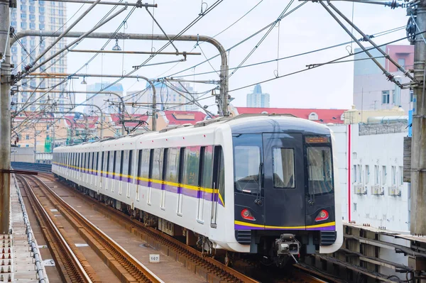 Městská Scéna Metro Vlak Přijíždí Stanice Šanghaj — Stock fotografie