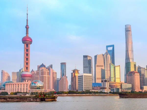 城市景观与上海商业中心 电视塔和摩天大楼的现代建筑 油轮船舶由市堤在日落 — 图库照片