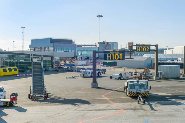 荷物キャリア車 空港のターミナルビル コペンハーゲン デンマークで貫通 — ストック写真