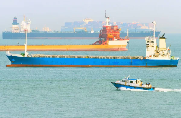 新加坡港口商业工业货船 — 图库照片