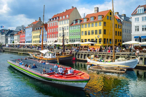 Turystów Zwiedzanie Rejs Łodzią Przez Nabrzeże Nyhavn Barami Restauracjami Budynkach — Zdjęcie stockowe