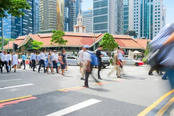 新加坡商务中心高峰时段走十字路口的人们 — 图库照片
