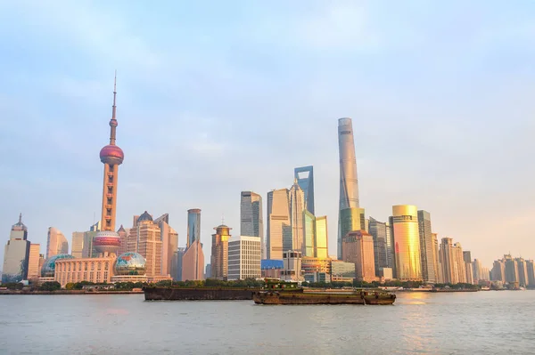 Shanghai Skyline Avec Une Architecture Moderne Coucher Soleil Barges Rouillées — Photo