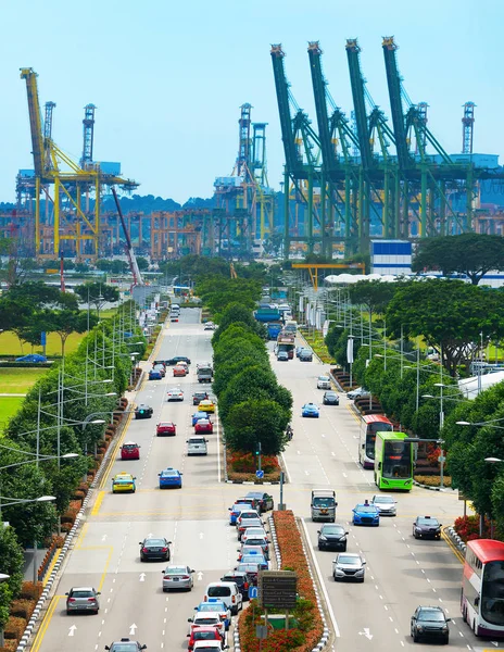 Tráfico Por Carretera Vista Puerto Industrial Con Grúas Segundo Plano —  Fotos de Stock