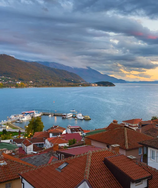 Weergave Van Ohrid Bij Zonsondergang Rode Pannendaken Macedonië — Stockfoto