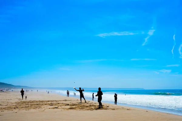 在哥斯达黎加 Caparica 海滩玩沙滩球拍的人 里斯本 葡萄牙 — 图库照片