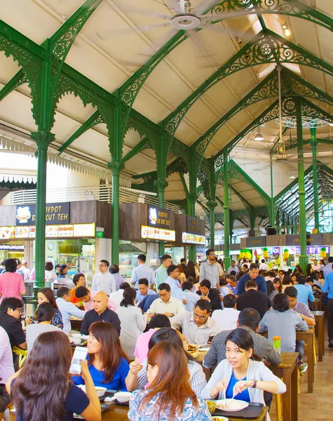 シンガポールで人気のフードコートでシンガポール 2017 ほとんどのシンガポール人は外食 少なくとも 安価な食べ物の屋台が市内に多数 — ストック写真
