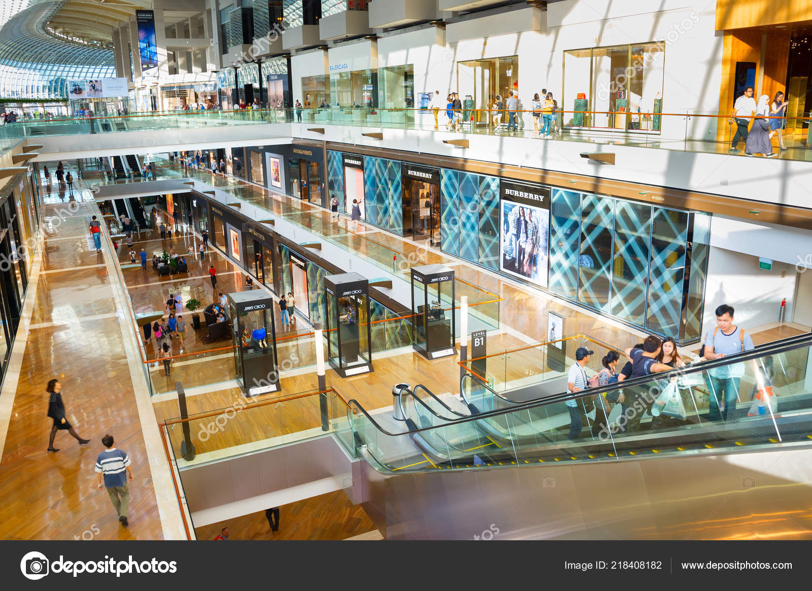 新加坡2017年1月16日新加坡滨海湾金沙度假酒店的购物中心它被称为世界上最昂贵的独立赌场物业80亿新元—— 库存社论照片© joyfull #