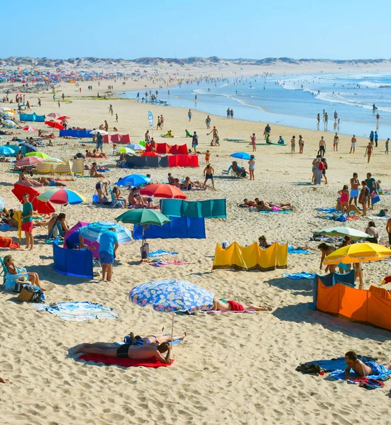 Baleal 葡萄牙 2017年8月11日 人们在海洋海滩休息 葡萄牙是漂亮海洋海滩的著名旅游胜地 — 图库照片
