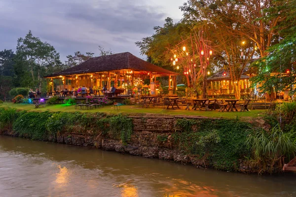 在泰国拜县热带丛林的河边 晚间场景与照亮的户外餐厅 — 图库照片
