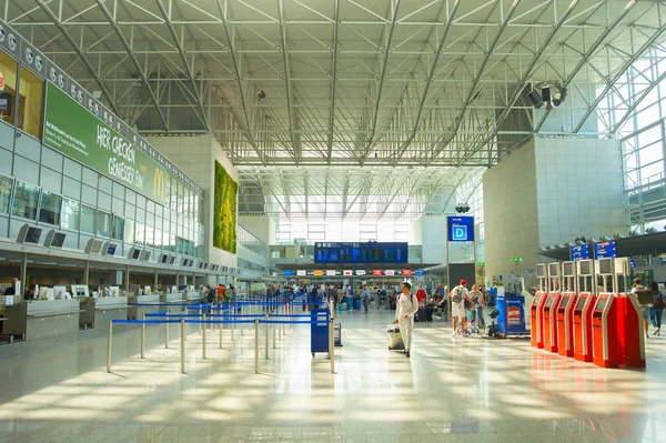 法兰克福机场 2018年8月29日 法兰克福国际机场出发大厅的人员 机场有两个客运码头 每年载客量约为6500万人次 — 图库照片