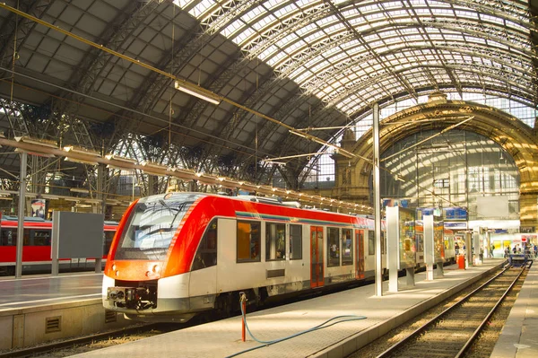 Gente Abordando Tren Estación Tren Principal Frankfurt Alemania — Foto de Stock